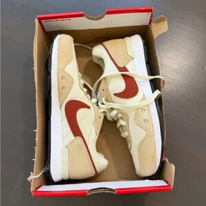 Nike Venture Runner Wide 'Coconut Milk' size 8 brand new